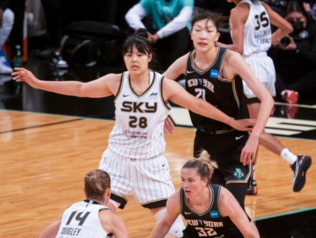 开云app-韩旭李月汝不再孤独 更多女篮球员或挑战WNBA